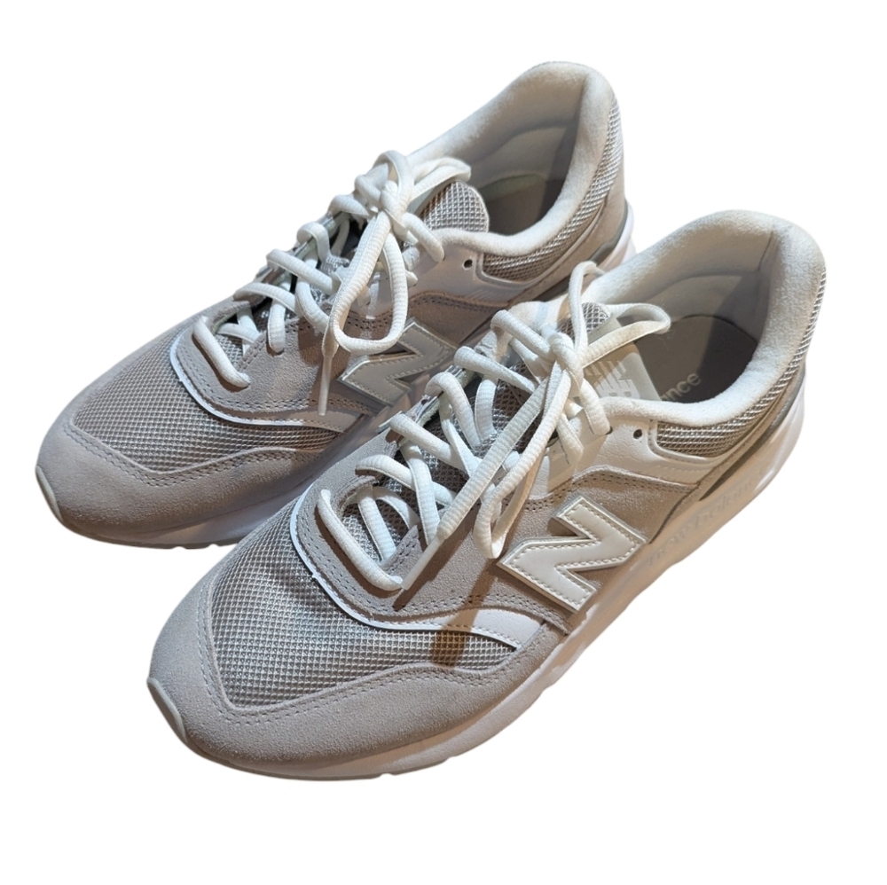 EUC New Balance 997 Grey and White Size 8.5